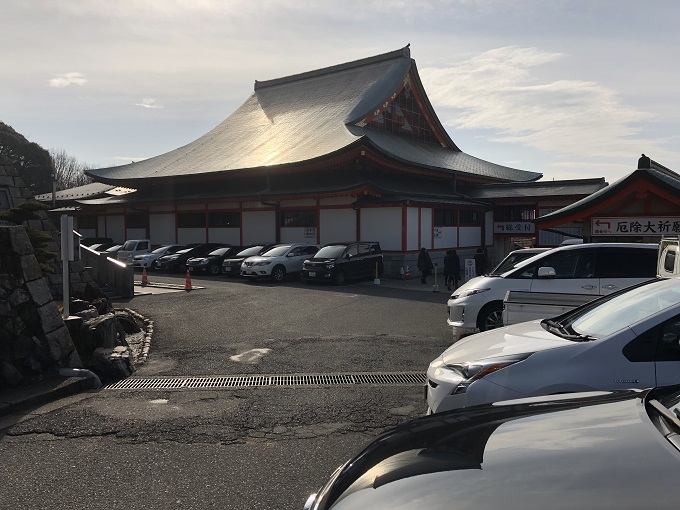 犬山成田山 本堂近くの駐車場