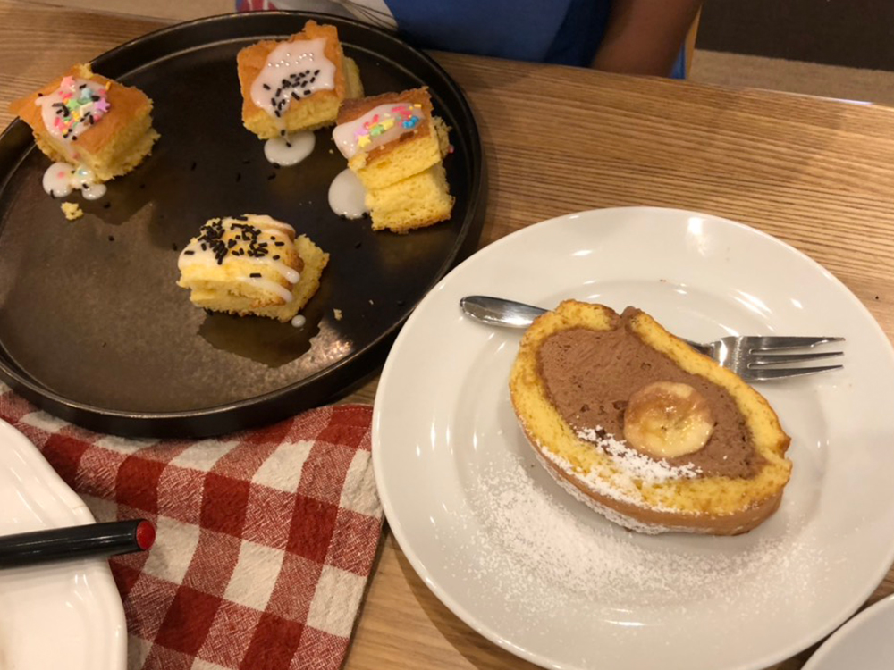 関市の料理教室 マーゴキッチンスタジオの親子クッキング チョコロールケーキ試食