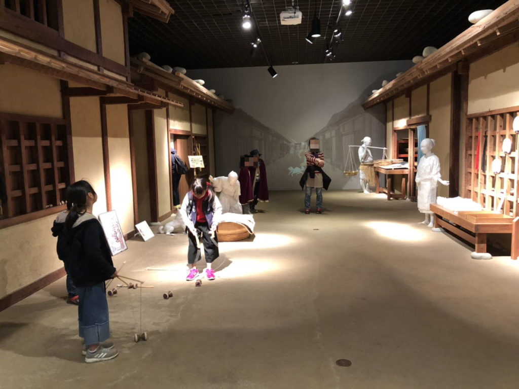 岐阜市歴史博物館の独楽体験