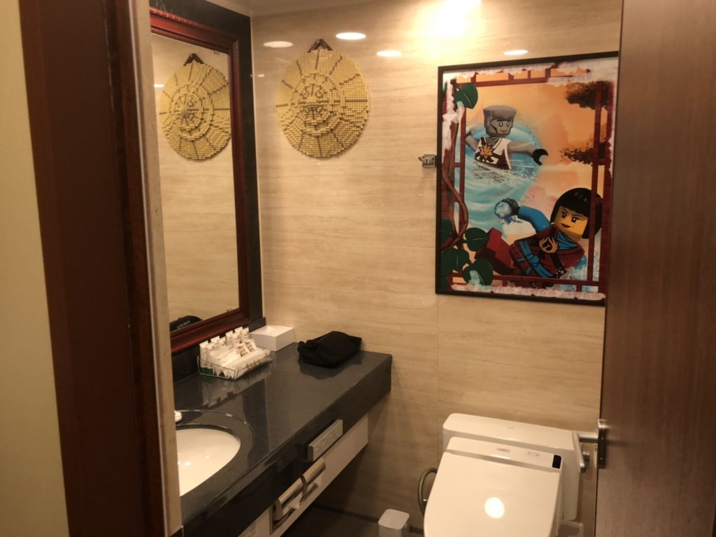 レゴランドホテルのレゴニンジャゴーの部屋のトイレとバス