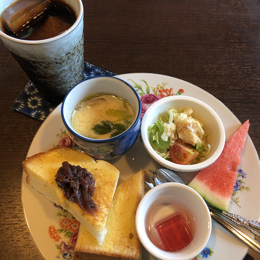 風のカフェでお洒落にモーニング