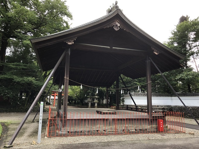 春日神社の境内に桧皮葺きの能舞台