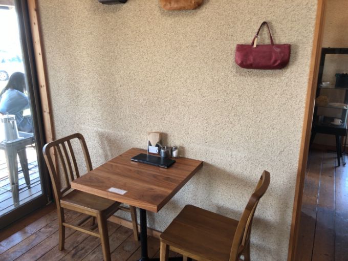 カフェとカバンのテーブル席