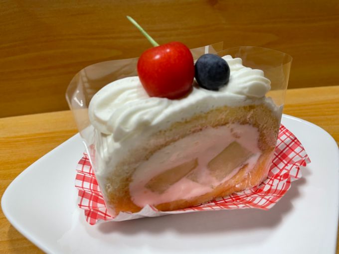 ケーキ喫茶niwaのフルーツロールケーキ