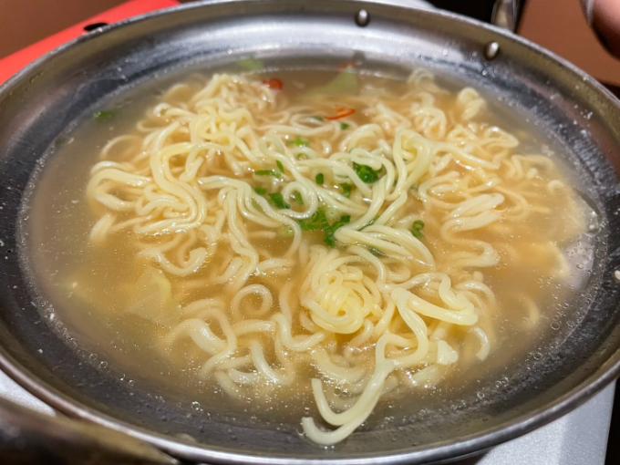 居酒屋ふくべのもつ鍋に麺を追加