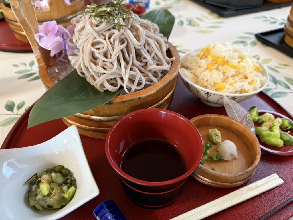 盛りそばととうもろこしご飯