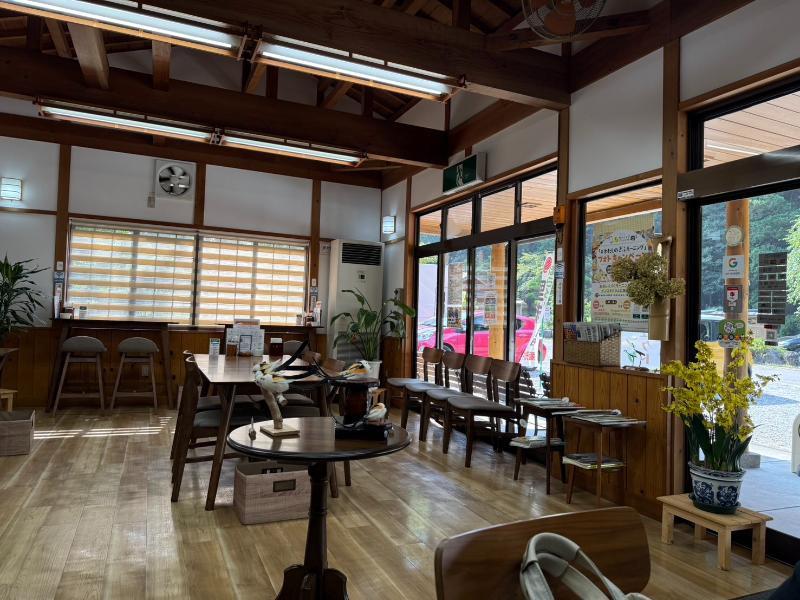 珈琲 似兒草（にこぐさ）の店内