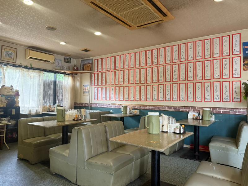 大学ラーメンの店内とメニュー表