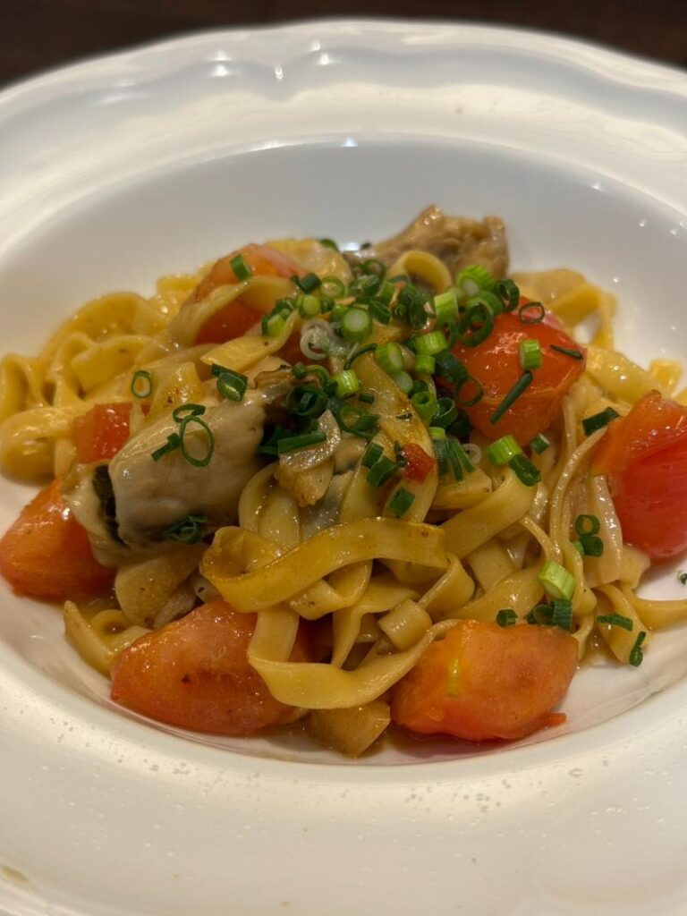 広島県産牡蠣とフレッシュトマトのペペロンチーノ