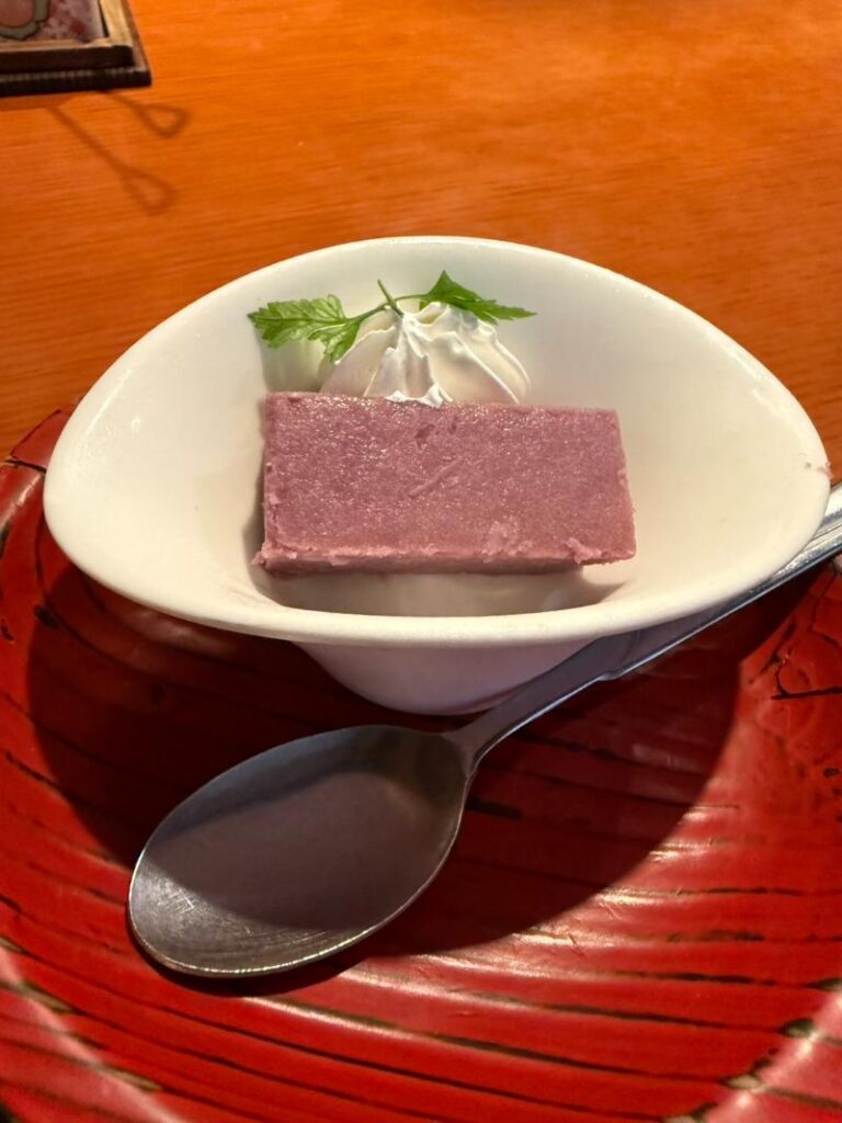 デザートの紫芋のチーズケーキ